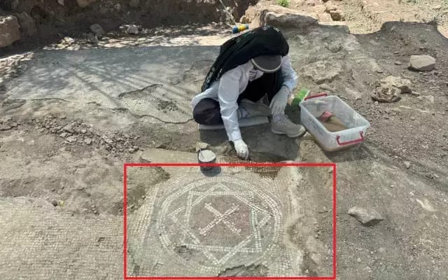 Diyarbakır'da mezar kazısında Davut Yıldızı mozaik ve 6 satırlık dilekçe yazısı ortaya çıktı