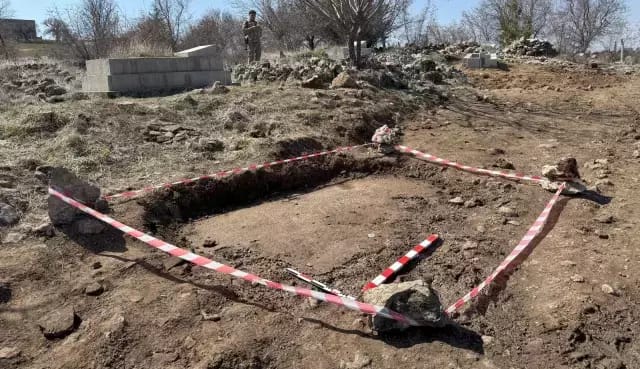 Diyarbakır'da mezar kazısında Davut Yıldızı mozaik ve 6 satırlık dilekçe yazısı ortaya çıktı