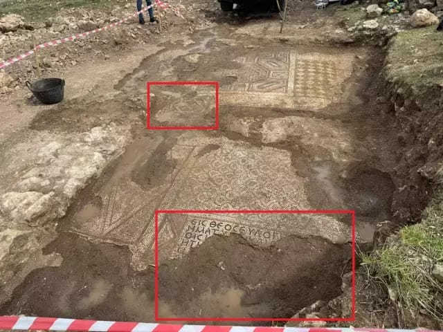 Diyarbakır'da mezar kazısında Davut Yıldızı mozaik ve 6 satırlık dilekçe yazısı ortaya çıktı